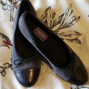 Munro American Gray/Black Leather ballet flats